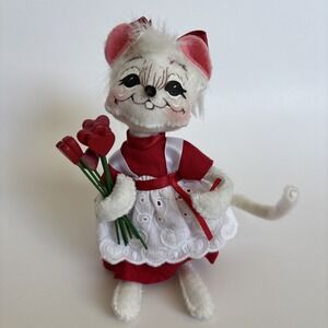 Annalee 6" Valentines Girl Mouse 2005 Doll Wood Heart Flowers Apron Posable